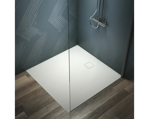 Quadratische Duschwanne mit Glasabtrennung in einer Dusche