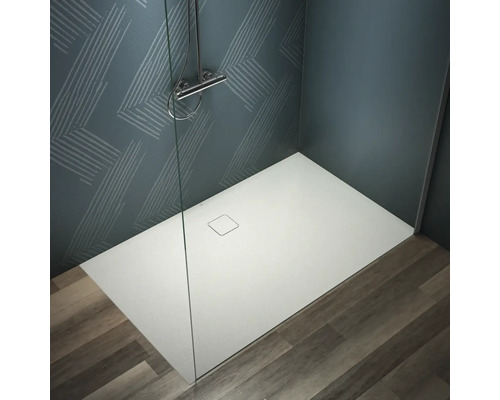 Badezimmer mit flacher Duschwanne, Duscharmatur und Glaswand