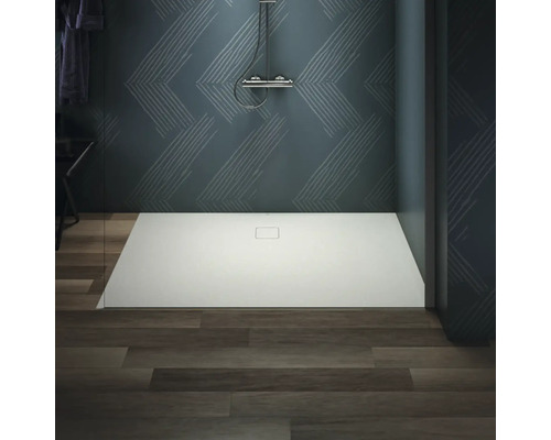 Badezimmer mit flacher Duschwanne, Duschkopf und gemusterter Wand