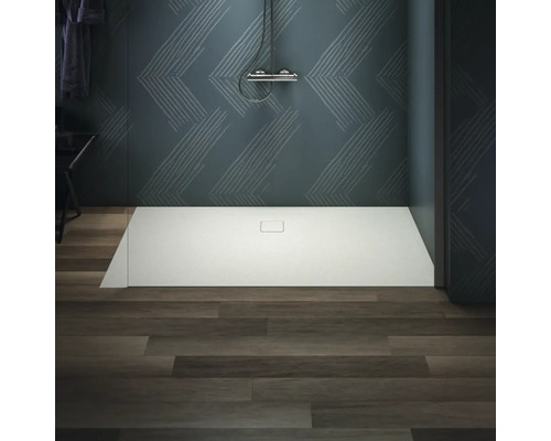 Ebenerdige Dusche mit Duschkopf und Ablauf