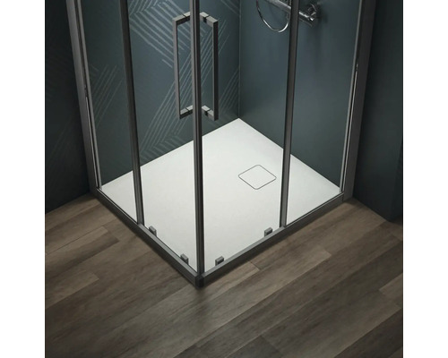 Eckdusche mit Duschwanne auf Holzboden