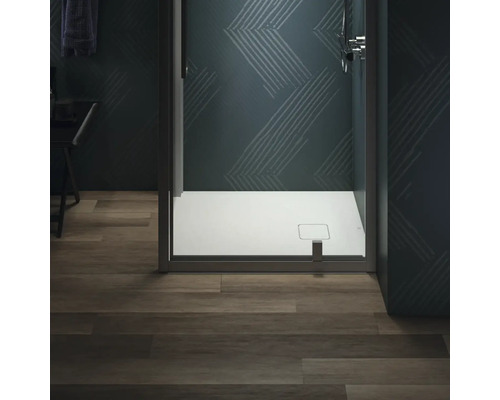 Begehbare Dusche mit Duschwanne im Badezimmer