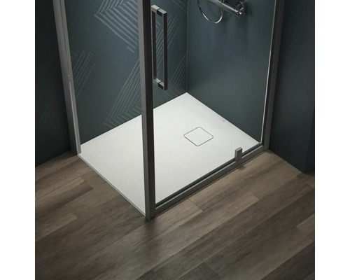 Duschkabine mit Duschwanne und quadratischem Abfluss