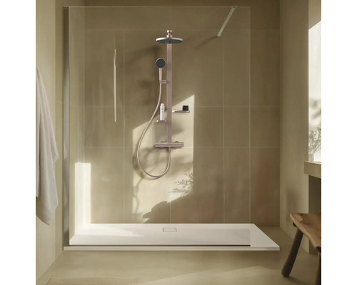 Duschkabine mit Kopfbrause, Handbrause und Duschwanne in einem Badezimmer