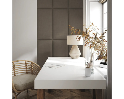 Szene eines Arbeitszimmers mit Schreibtisch, Stuhl, Lampe und Wandpaneelen