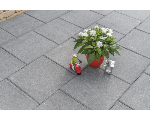 Graue Betonplatten für den Außenbereich im Garten verlegt