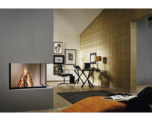 Innenaufnahme eines Wohnzimmers mit Kamin, Schreibtisch und Dekoration