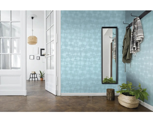 Eingangsbereich mit blauer Wandgestaltung, Spiegel, Garderobe und Zimmerpflanzen