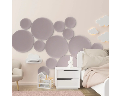 Wandkissen Riviera Kreis rosa Samt-Optik 30 x 30 cm Kinderzimmer mit Bett, Nachttisch, Sessel, Spielzeug und Wanddekoration mit Kreisen und Wolken