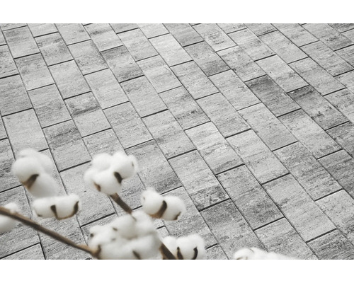 Graue Pflastersteine bilden ein Muster für den Außenbereich