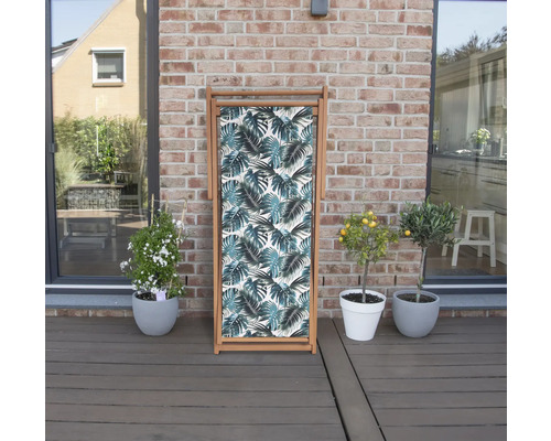 Sichtschutz aus Holz mit Blattmusterstoff für den Außenbereich