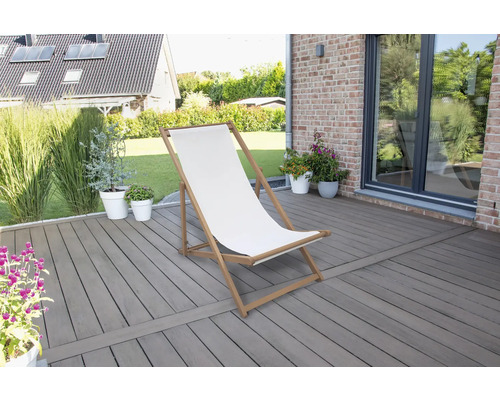 Holzdeck mit Gartenliege und Dekorationselementen im Außenbereich