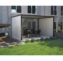 Überdachte Terrasse mit Gartenmöbeln und Schaukel