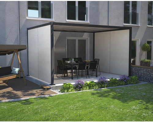 Überdachte Terrasse mit Gartenmöbeln und Schaukel