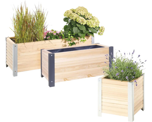 Mehrere Pflanzkästen aus Holz mit Pflanzen