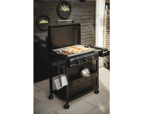 Schwarzer Enders Amaro Gasgrill mit Burgern und Burgerbrötchen auf dem Grill