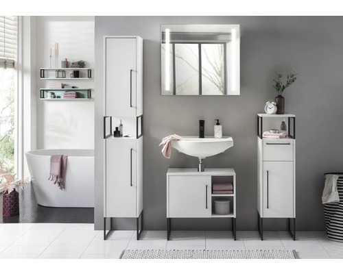 Badezimmer mit Waschtisch, Spiegelschrank, Hochschrank und Regal