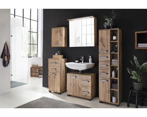 Modernes Badezimmer mit Waschbecken, Spiegelschrank und Holzmöbeln für Badezimmerutensilien