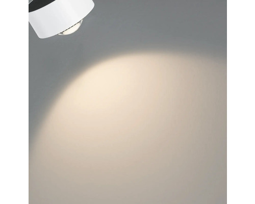 Weiße Deckenleuchte mit Lichtkegel