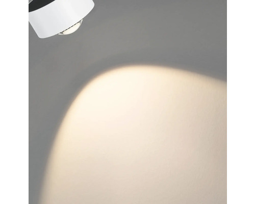 Weiße Deckenleuchte beleuchtet die Wand