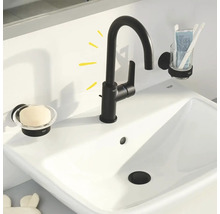Waschbecken mit Armatur, Seifenschale und Zahnputzbecher