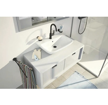 Helles Badezimmer mit Waschtisch, Waschbecken, Armatur und Handtuchhalter