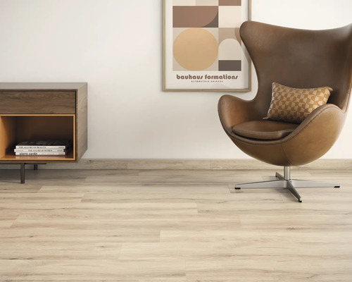 Szene mit Laminatboden, Sessel und Beistelltisch für ein modernes Wohnambiente.