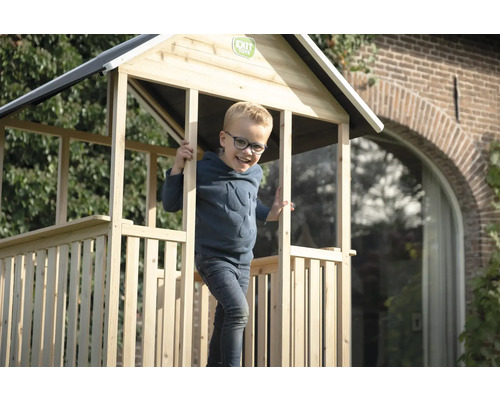 Kind im Holzspielhaus im Garten