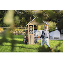 Kinderspielhaus aus Holz mit spielenden Kindern im Garten