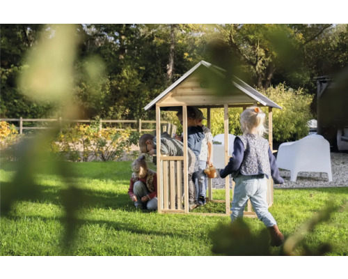 Kinderspielhaus aus Holz mit spielenden Kindern im Garten