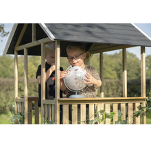 Zwei Kinder spielen mit einem Globus in einem Spielhaus aus Holz