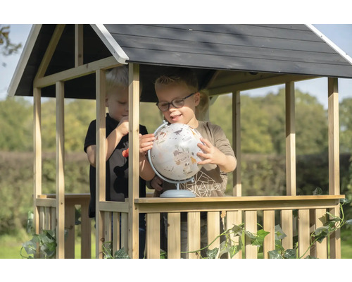 Zwei Kinder spielen mit einem Globus in einem Spielhaus aus Holz