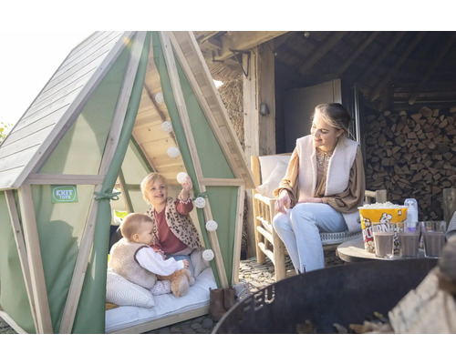 Szene mit Mutter und Kindern vor einem Spielzelt im Freien