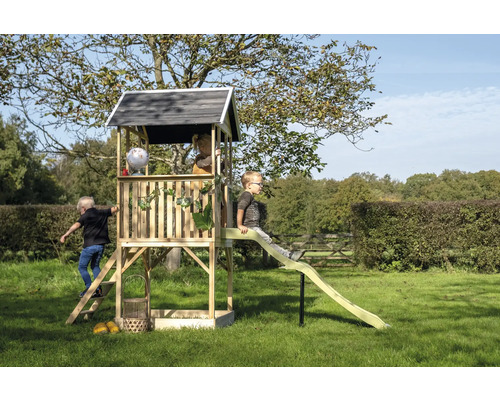 Spielturm aus Holz mit Rutsche im Garten mit spielenden Kindern