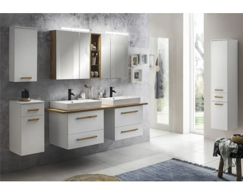 Badezimmer mit Doppelwaschtisch, Spiegelschrank und Hochschränken in hellem Design.