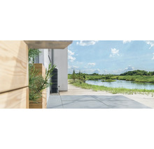 Szene mit Regenwassertank neben Haus und Natur