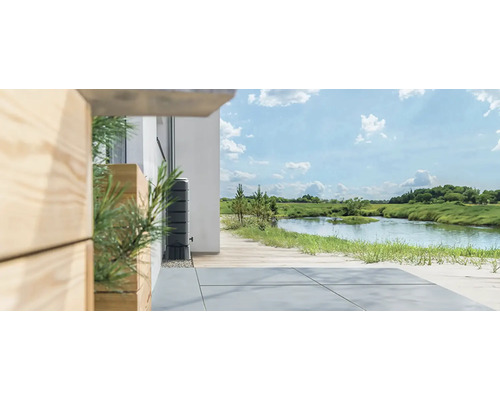 Szene mit Regenwassertank neben Haus und Natur