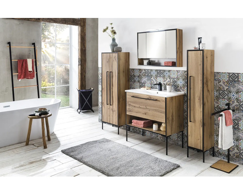 Helles Badezimmer mit Waschtisch, Spiegelschrank, Hochschränken und Badewanne für eine freundliche Atmosphäre