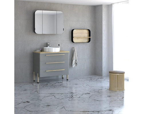 Badezimmeransicht mit Waschbeckenunterschrank, Spiegelschrank, Wandregal und Hocker.