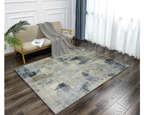 Wohnzimmer mit Sofa und abstraktem Teppich auf Holzboden