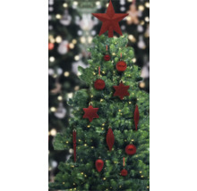 Geschmückter Weihnachtsbaum mit rotem Baumschmuck und Lichterkette