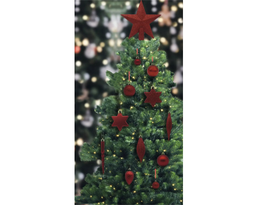 Geschmückter Weihnachtsbaum mit rotem Baumschmuck und Lichterkette