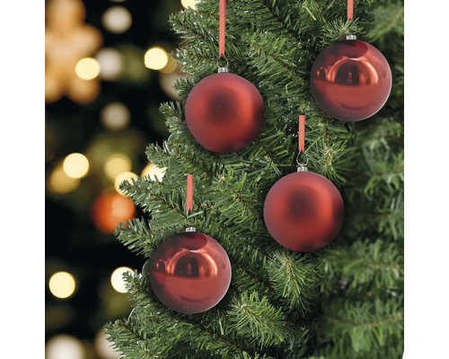 Dekorierter Weihnachtsbaum mit roten Christbaumkugeln