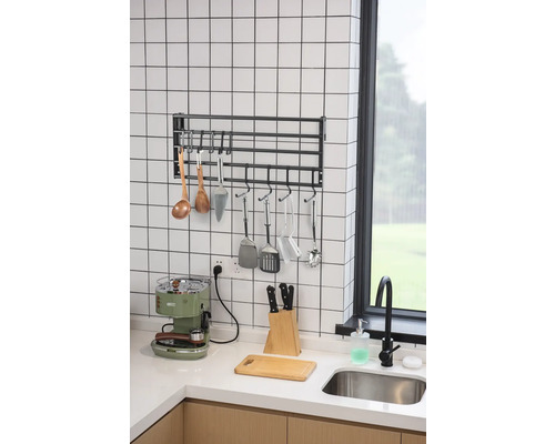 Küchenszene mit Küchenutensilien, Spüle und Arbeitsplatte