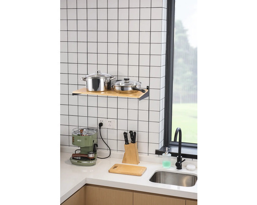 Küchenszene mit Kochtöpfen, Pfanne, Regalboden, Kaffeemaschine, Messern, Schneidebrett und Spüle