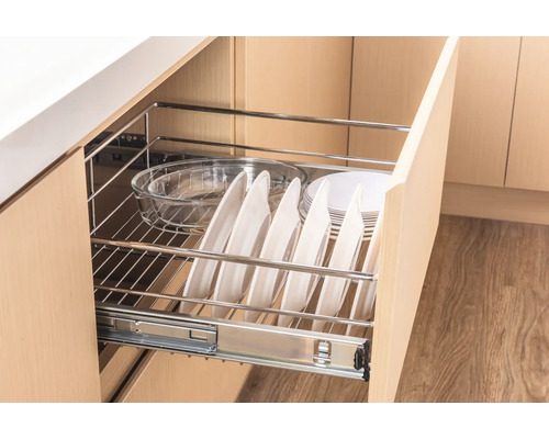 Auszugsschrank mit Geschirr und Glasschüssel