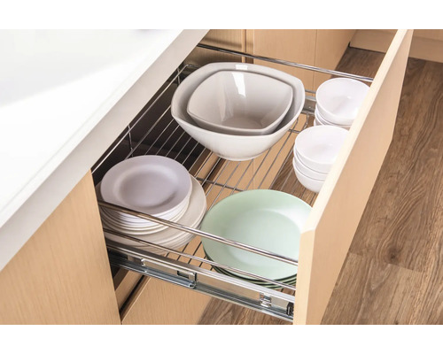 Auszugschrank mit Geschirr