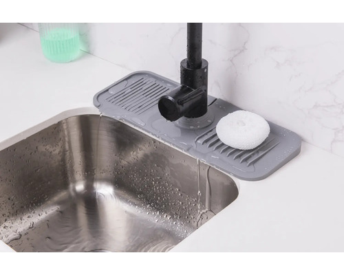 Spültischarmatur mit Abtropfmatte und Spülschwamm