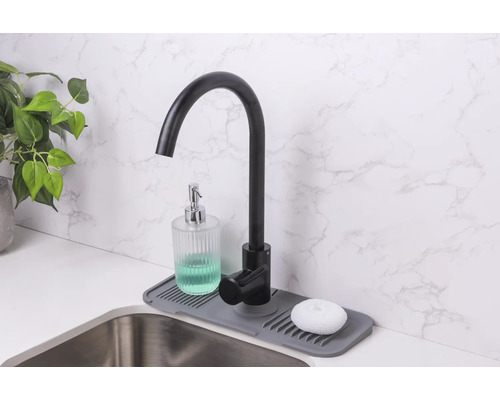 Spültischarmatur mit Abtropfschale, Spülmittelspender und Spülschwamm auf einer Küchentheke