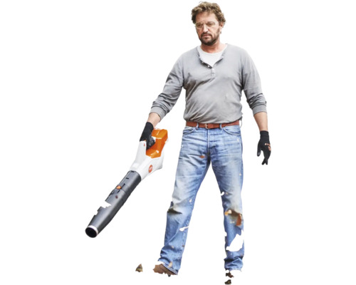 Mann benutzt einen Laubbläser von Stihl im Garten.